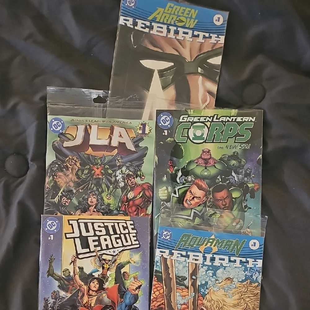 DC Comics Comic Book Set - Picture 1 of 6